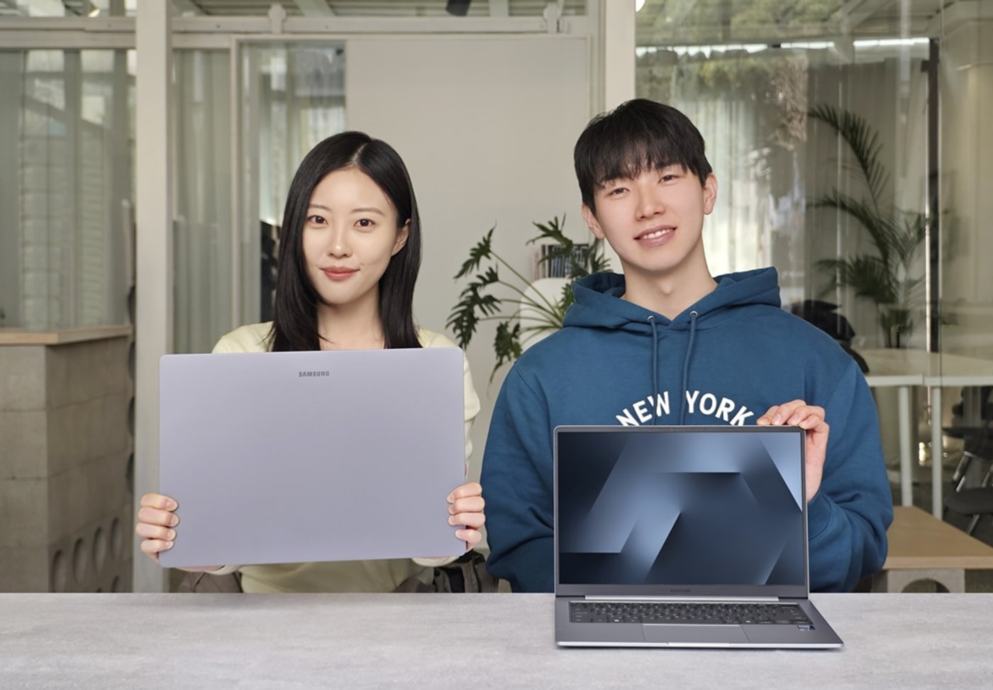 삼성 뉴스룸 공식 이미지 속 갤럭시 북6를 들고 있는 두 사람
