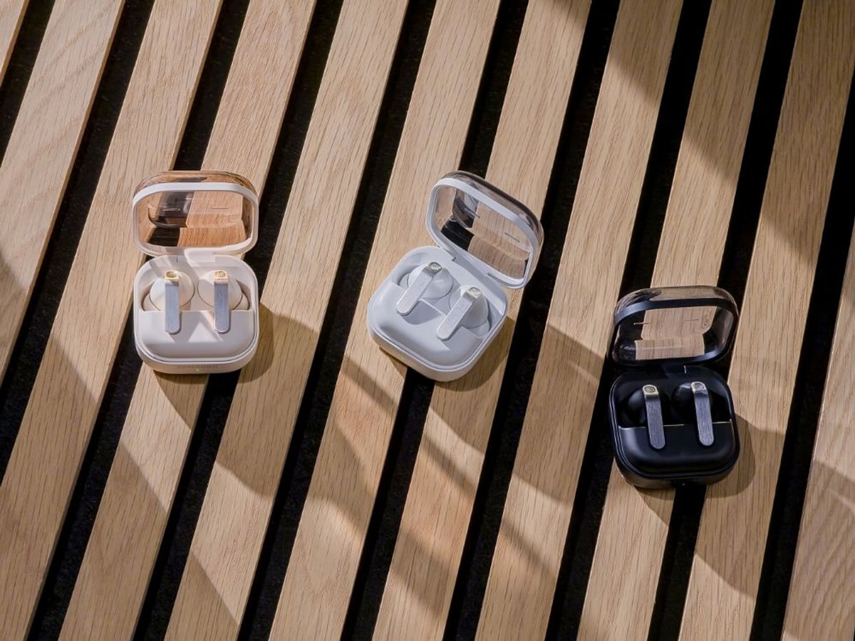 여러 색상의 Galaxy Buds4와 Galaxy Buds4 Pro 충전 케이스