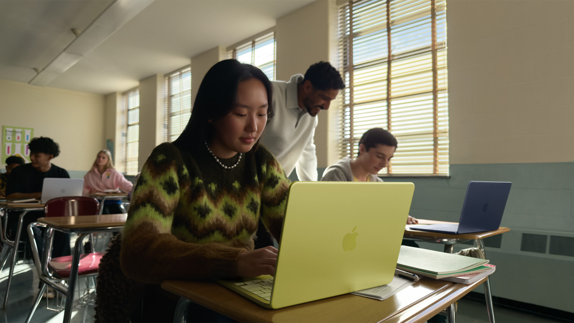 교실에서 MacBook Neo를 사용하는 학생들