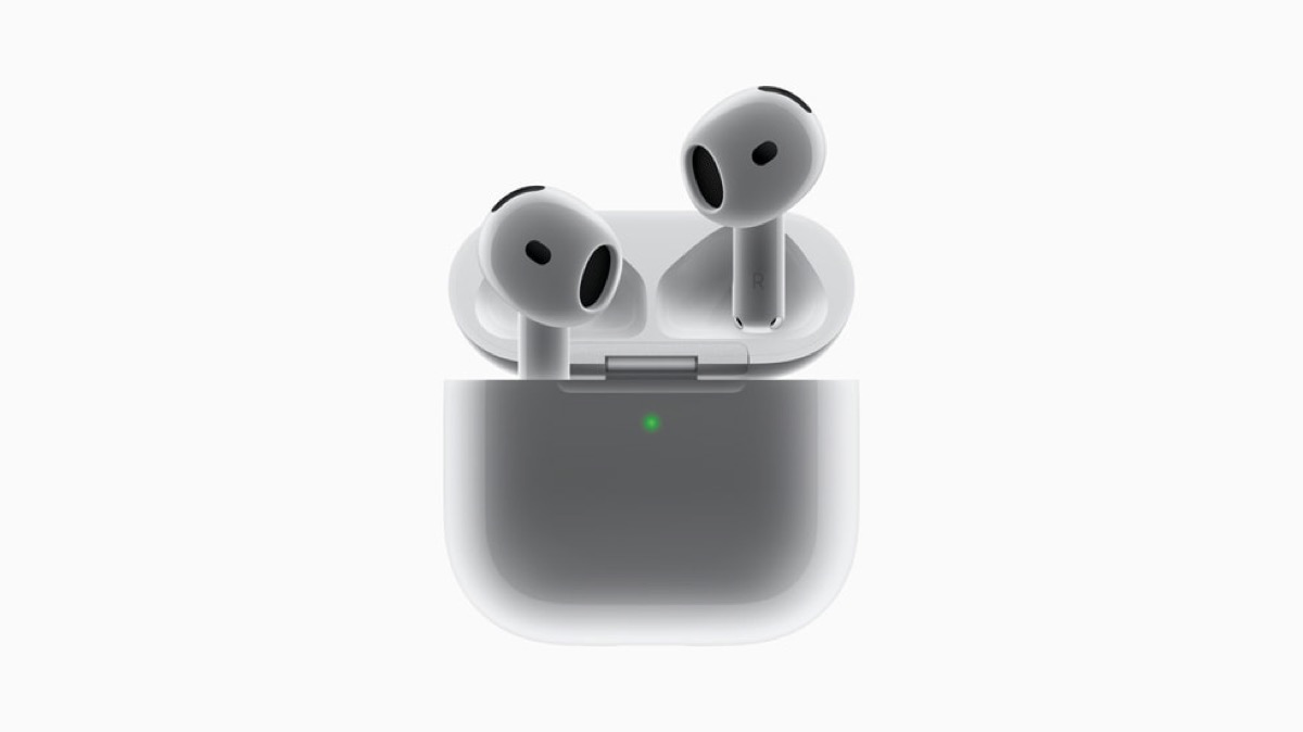 충전 케이스와 함께 놓인 AirPods 4 전체 제품