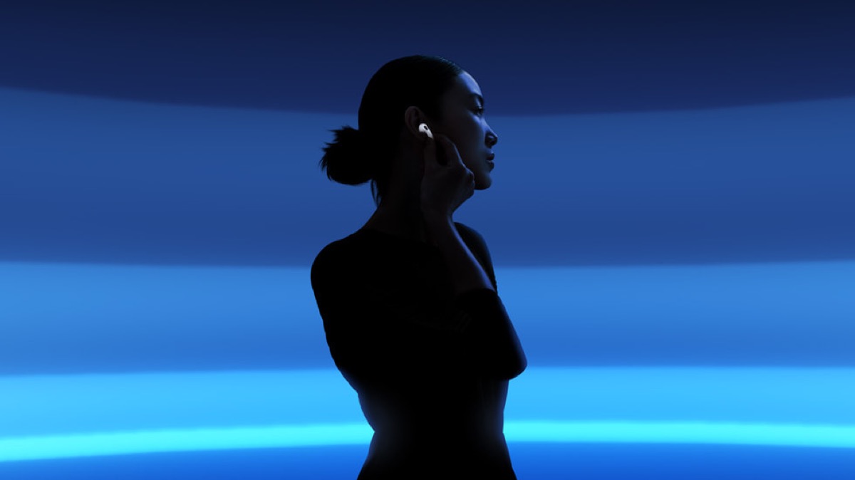 AirPods 4를 착용한 사용자의 실루엣