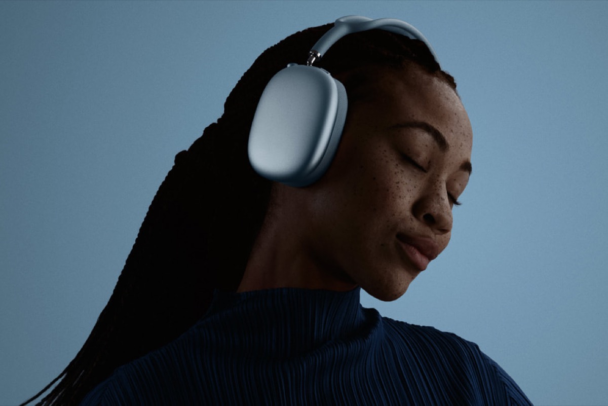 블루 색상 AirPods Max 2를 착용한 모습