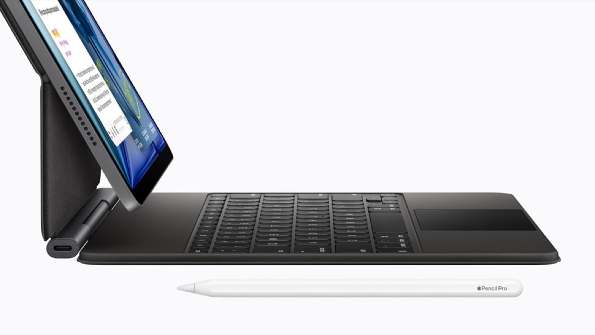 Magic Keyboard와 Apple Pencil Pro를 연결한 iPad Air
