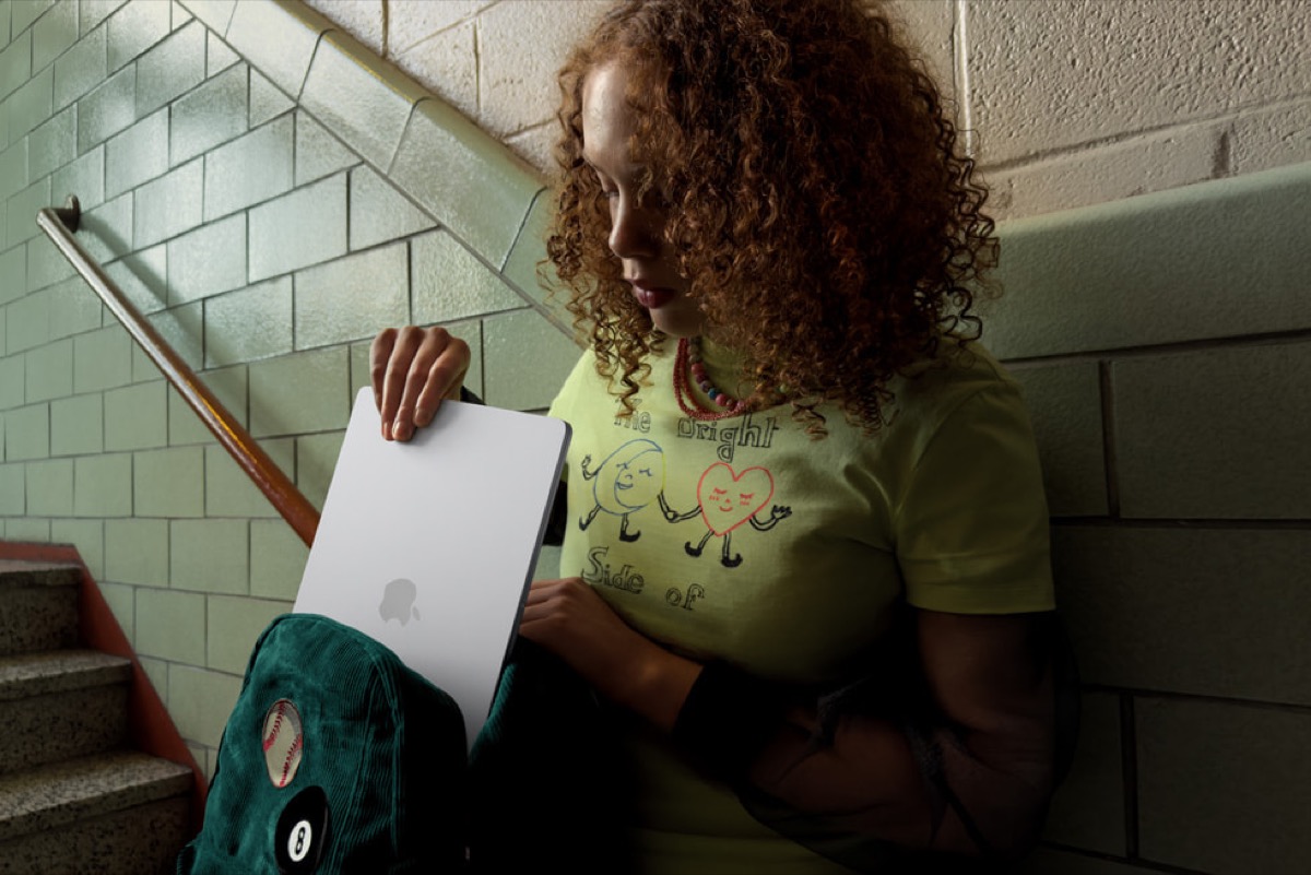 복도에서 MacBook Air를 사용하는 모습